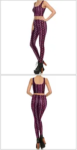 Dettaglio della trama geometrica viola intrecciata sul set da yoga elastico da donna