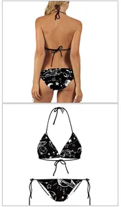 Detail van een donkere bikini met handgetekende maan- en sterrenprints voor dames