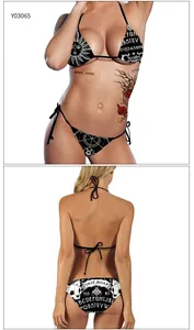 Gedetailleerd beeld van de tweedelige spirit board bikini met dark punk 3D-afdrukken