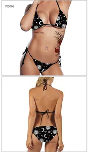 Detailweergave van de voor- en achterkant van zwarte bikini met zon- en maanprint