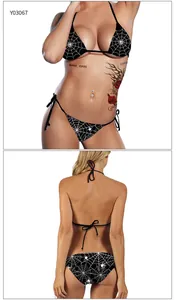 Detail van de zwarte bikiniset met spinnenwebprint en verstelbare zijstrikjes