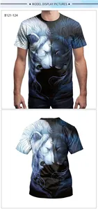 Dettaglio della stampa digitale leone di ghiaccio e fuoco su T-shirt blu a maniche corte