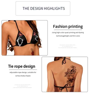 Details vom verstellbaren Bikinioberteil mit Totenkopfhand-Druck und Rosen-Tattoos