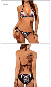 Vorder- und Rückansicht eines schwarzen Bikinis mit roten Hasen- und Totenkopf-Prints