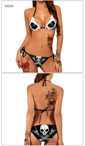 Detail von Totenkopf und Rosen temporären Tattoos auf der Haut mit schwarzem Bikini Set