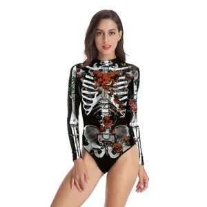 Dettaglio del costume a maniche lunghe con stampa di scheletro e rose per Halloween