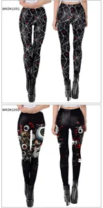 Detail van schedel- en spinnenweb grafische prints op gladde punkstijl leggings
