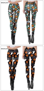 Detailweergave van Halloween-leggings met schedel-, pompoen- en spookpatronen