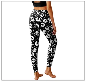 Dettaglio dei leggings yoga a vita alta con motivo a teschio e ossa su tessuto nero