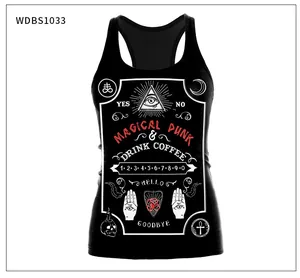 Dettaglio canotta racerback con stampe grafiche 3D occulte di occhi e luna punk