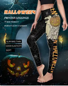 Dettaglio dei leggings di Halloween con stampe di zucche e teschi in ambiente scuro