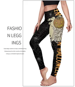Dettaglio dei leggings di Halloween con stampe di zucche e scritte arancioni laterali