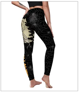 Dettaglio dei pantaloni yoga Halloween con stampe a ragnatela e scritte gialle