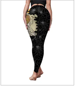 Vista dettagliata posteriore di leggings Halloween con stampe di zucca e ragnatele