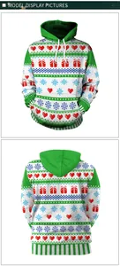 Detailansicht der festlichen 3D-Digitaldrucke und der Kängurutasche auf diesem Weihnachts-Hoodie