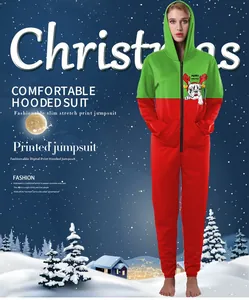 Détail de l'imprimé numérique de Noël et capuche sur cette combinaison ajustée