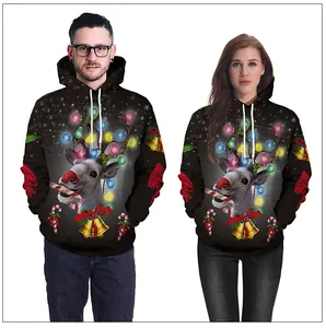 Détail de l'imprimé renne de Noël numérique sur les sweats à capuche pour couple