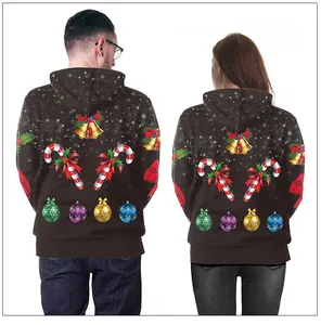 Détail du sweat à capuche de Noël avec impression numérique de cloches et de sucres d'orge
