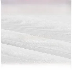 Détail du tissu composé de 95% polyester et 5% élasthanne, texture douce et respirante