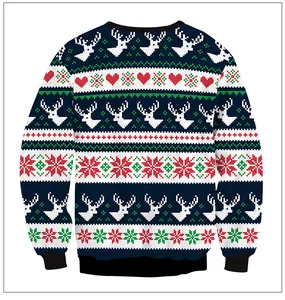 Detailansicht des Weihnachts-Rentier-Pixelmusters auf der Rückseite des blauen Sweatshirts