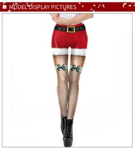 Détail de legging de Noël avec imprimé ceinture Père Noël et motifs nœuds verts