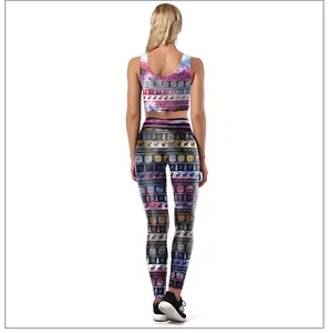 Vista posteriore di leggings e crop top yoga con stampa renna e cielo stellato viola