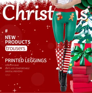 Detalle macro de leggings navideños con motivos de jengibre y lazos rojos suaves