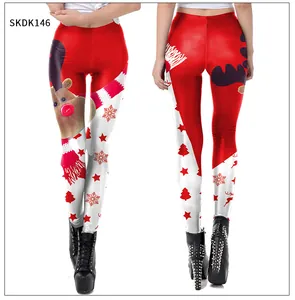 Détail de legging de Noël pour femmes avec motifs de renne et flocons de neige imprimés
