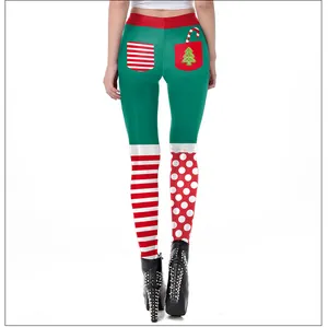 Vista trasera de pantalones cortos de yoga con estampados navideños en rojo y verde