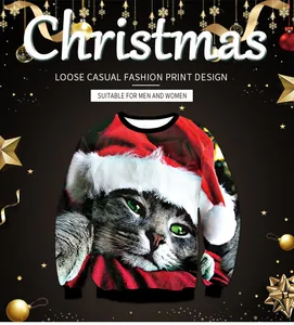 Detailaufzeichnung des Weihnachtskatzen-Drucks auf einem lockerem Sweatshirt