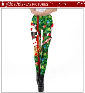 Detailansicht der Merry Christmas Leggings mit Weihnachtsman und Rentier Mustern
