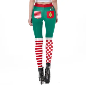 Leggings navideños para mujer con estampados festivos en rojo y verde, vista posterior