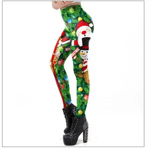 Detail der Weihnachts-Leggings mit Weihnachtsmann-Prints und Merry Christmas Text