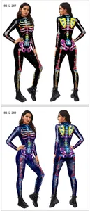 Detailansicht von buntem Galaxie-Skelettdruck auf langärmeligen Halloween-Bodysuits