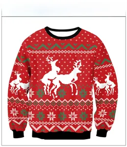 Détail d'un pull de Noël rouge avec motif renne humoristique et poignets côtelés