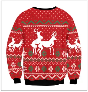 Détail du pull de Noël rouge avec motifs humoristiques de rennes et de flocons de neige
