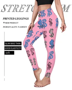 Gros plan d'un legging de yoga rose avec imprimés de signes dollar bleus et noirs