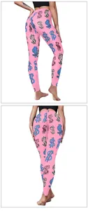 Détail du legging de yoga rose avec imprimé graffiti de signes dollar