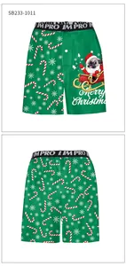 Detalle de boxers navideños verdes con estampados de bastones de caramelo y dibujo de pug