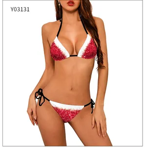 Detailansicht eines roten Glitzer-Bikinis im Weihnachts-Look mit schwarzen Trägern