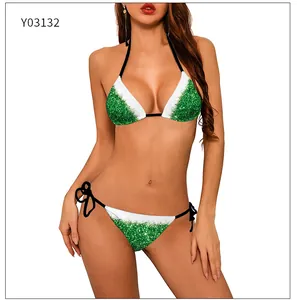 Detail eines grünen Glitzer-Bikini-Sets mit weißer Paspelung und seitlicher Schnürung