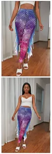 Détail de legging sirène avec imprimé écailles violettes et nageoires 3D sur les jambes