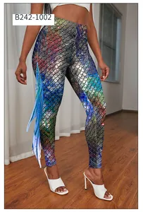 Détail de legging de yoga avec imprimé écailles et nageoires bleues décoratives