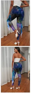 Détail de leggings sirène avec nageoires 3D latérales et imprimé écailles étoilées