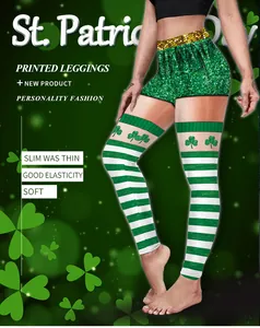 Detail der St. Patrick's Day Yoga-Leggings mit grünem Paillettenrock und Klee-Mustern