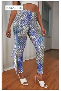Détail du legging de yoga taille haute avec imprimé écailles bleu violet et nageoire