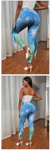 Détail de legging sirène bleu-vert avec imprimé écailles et nageoires décoratives