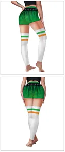 Detailansicht der St. Patrick's Day Shorts mit Paillettenmuster und gestreiften Socken