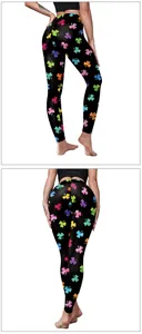 Detailweergave van de zwarte yoga legging met kleurrijke klaverprints voor dames