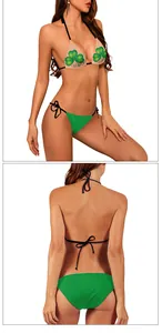 Detail eines St. Patricks Day Bikinis mit Kleeblatt-Print und grünem Slip am Model